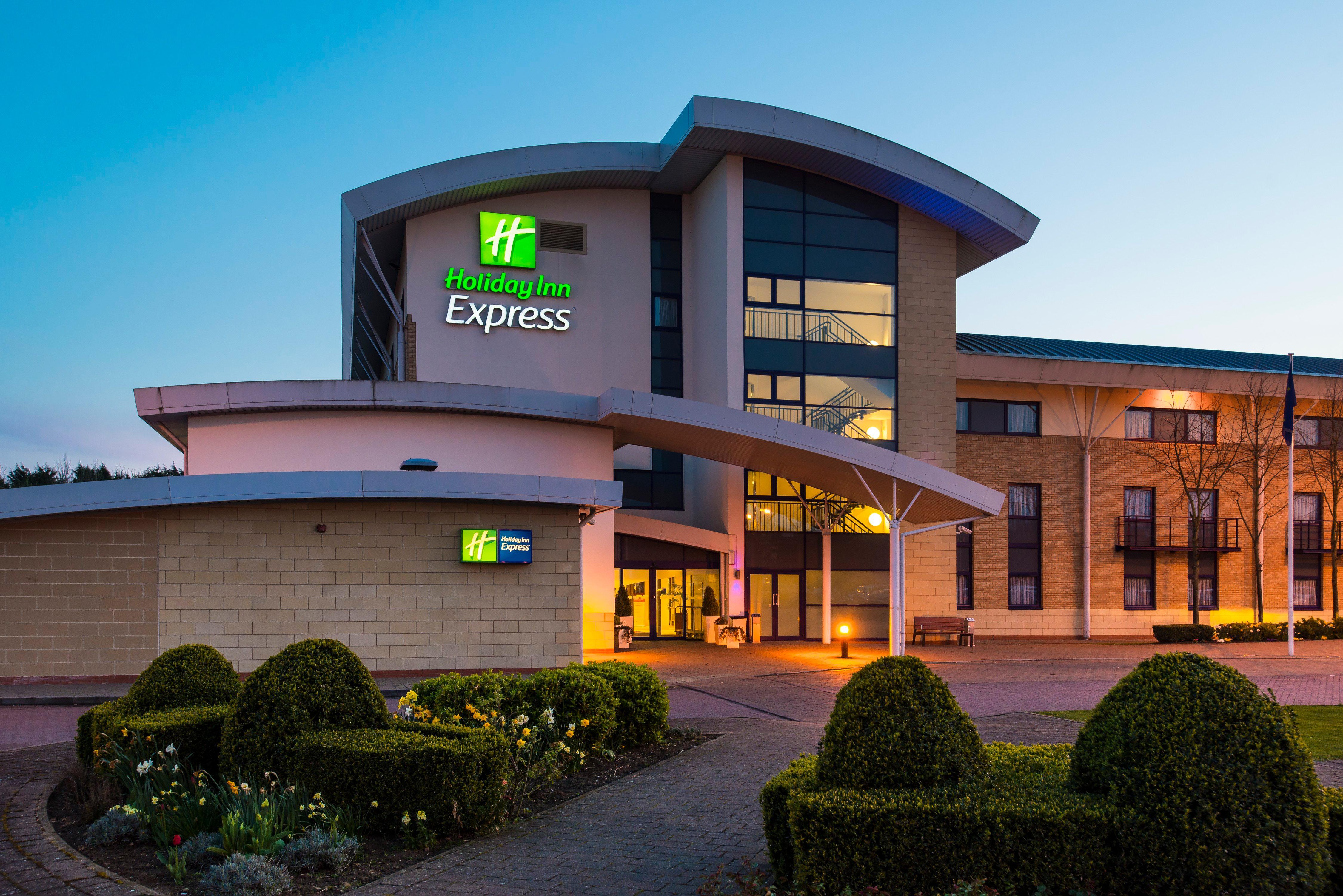 Holiday Inn Express Northampton - South By Ihg Buitenkant foto