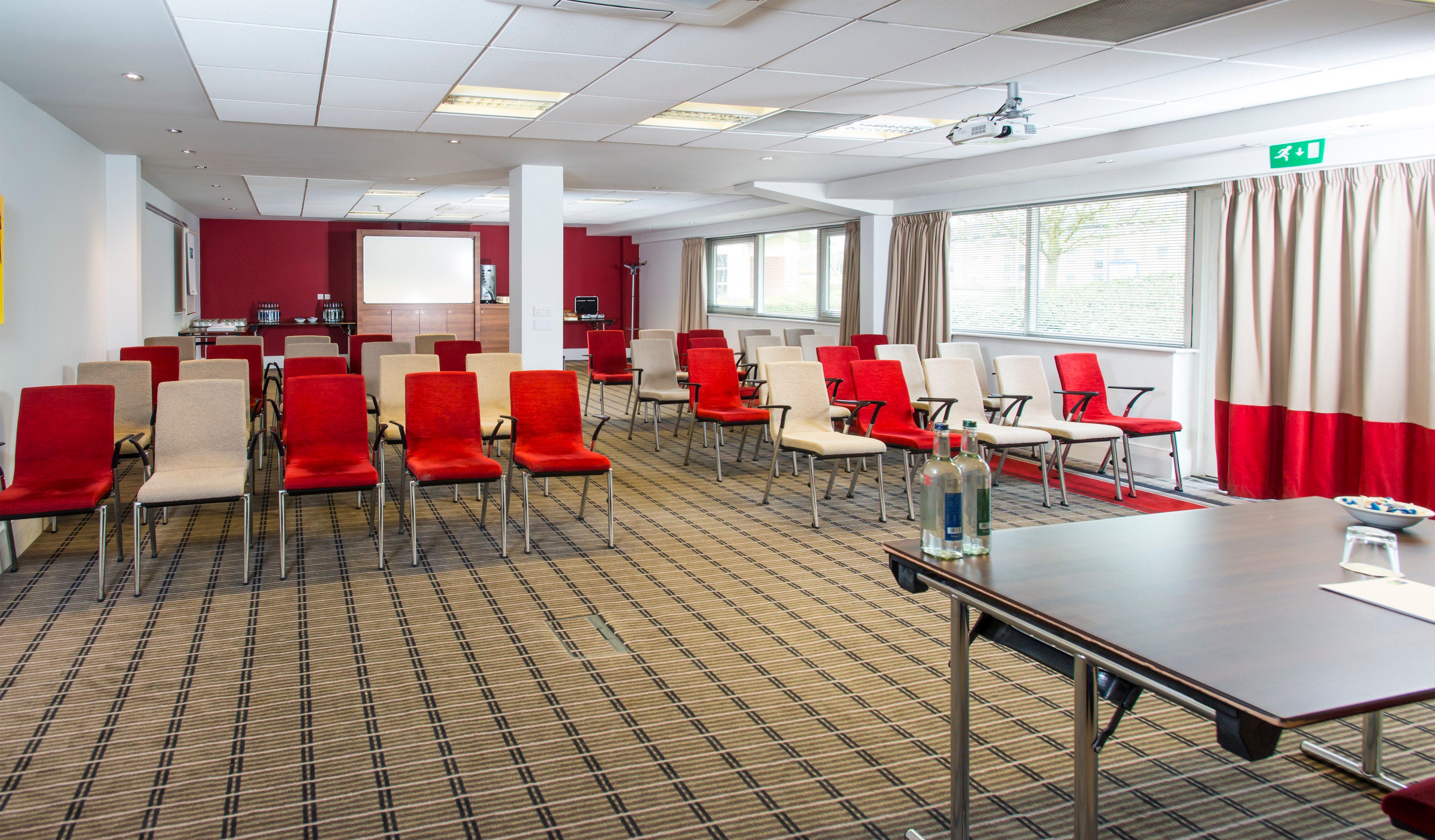 Holiday Inn Express Northampton - South By Ihg Buitenkant foto