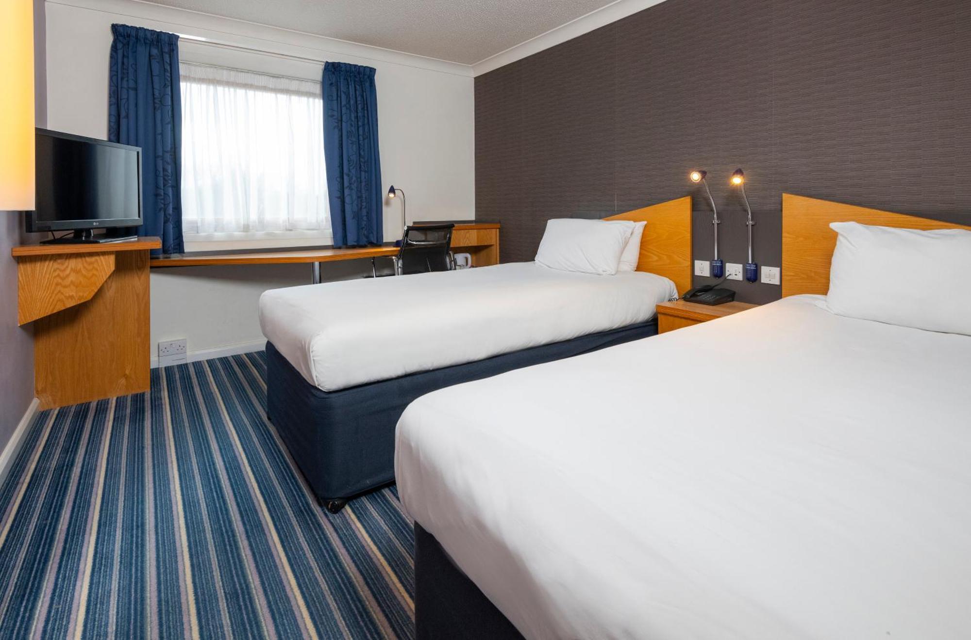 Holiday Inn Express Northampton - South By Ihg Buitenkant foto