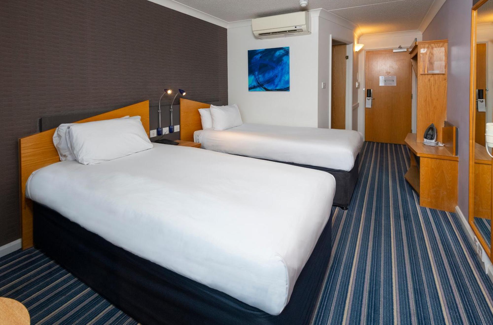 Holiday Inn Express Northampton - South By Ihg Buitenkant foto