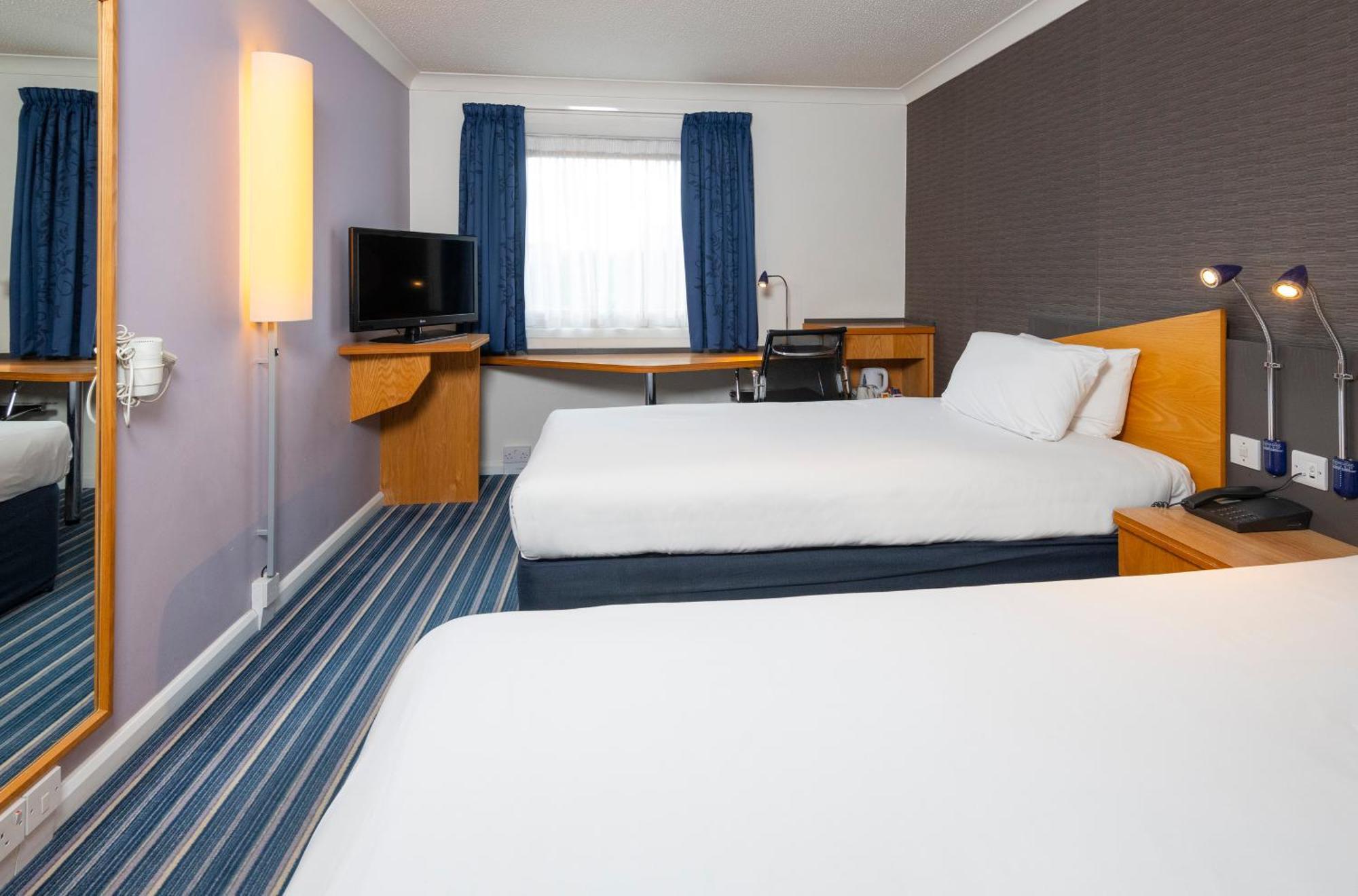 Holiday Inn Express Northampton - South By Ihg Buitenkant foto