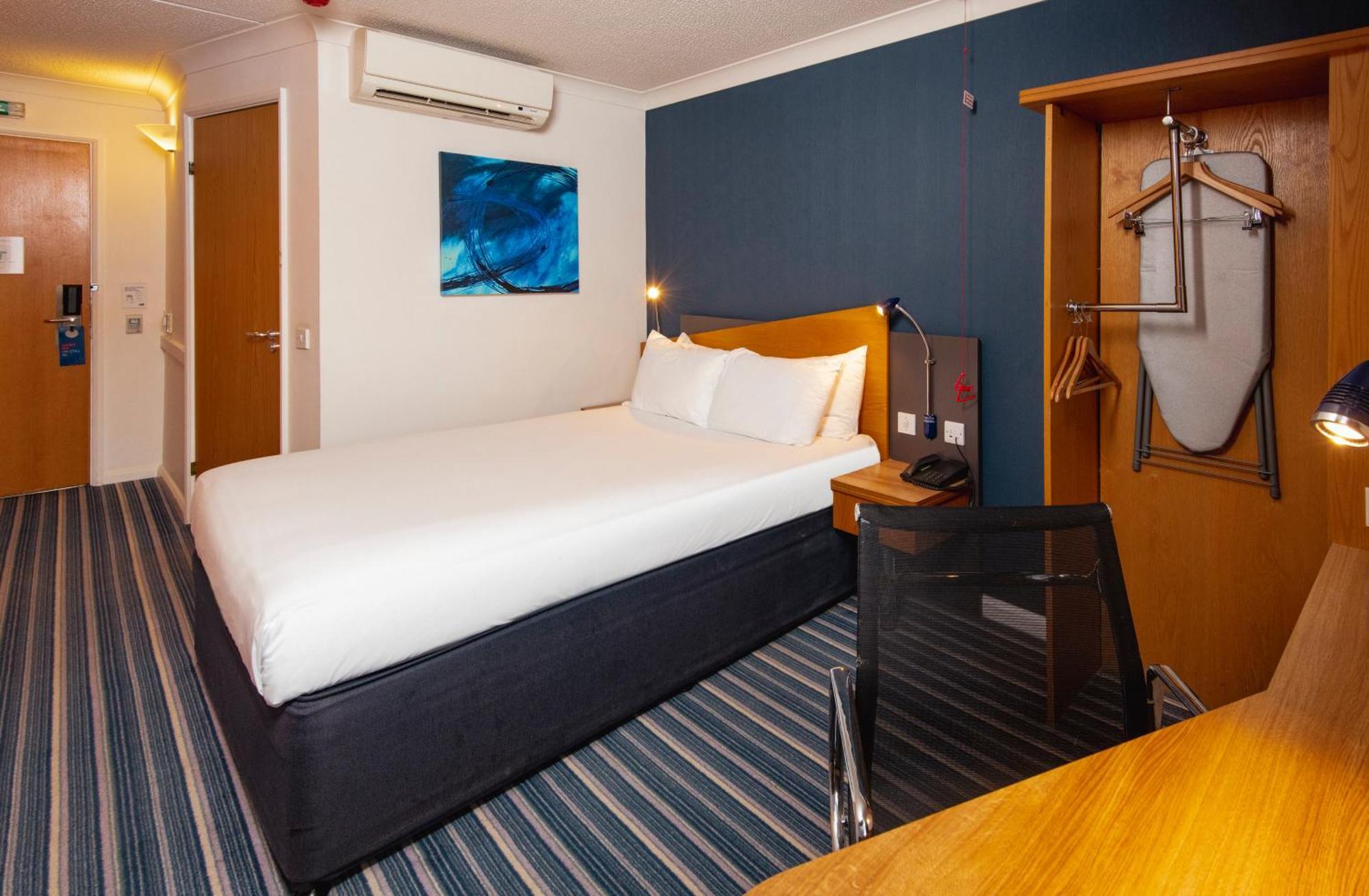 Holiday Inn Express Northampton - South By Ihg Buitenkant foto