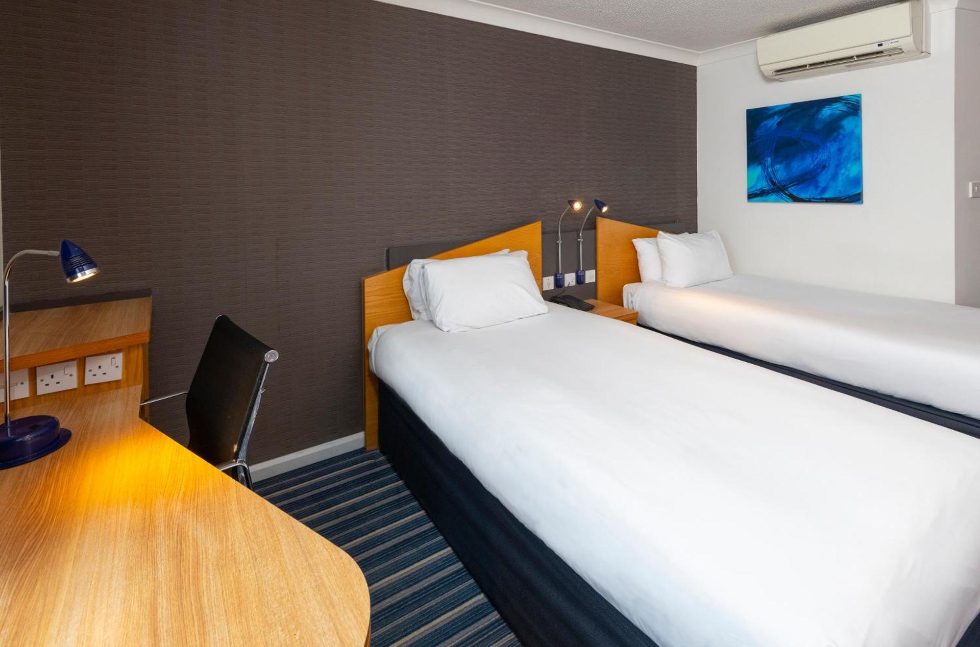 Holiday Inn Express Northampton - South By Ihg Buitenkant foto