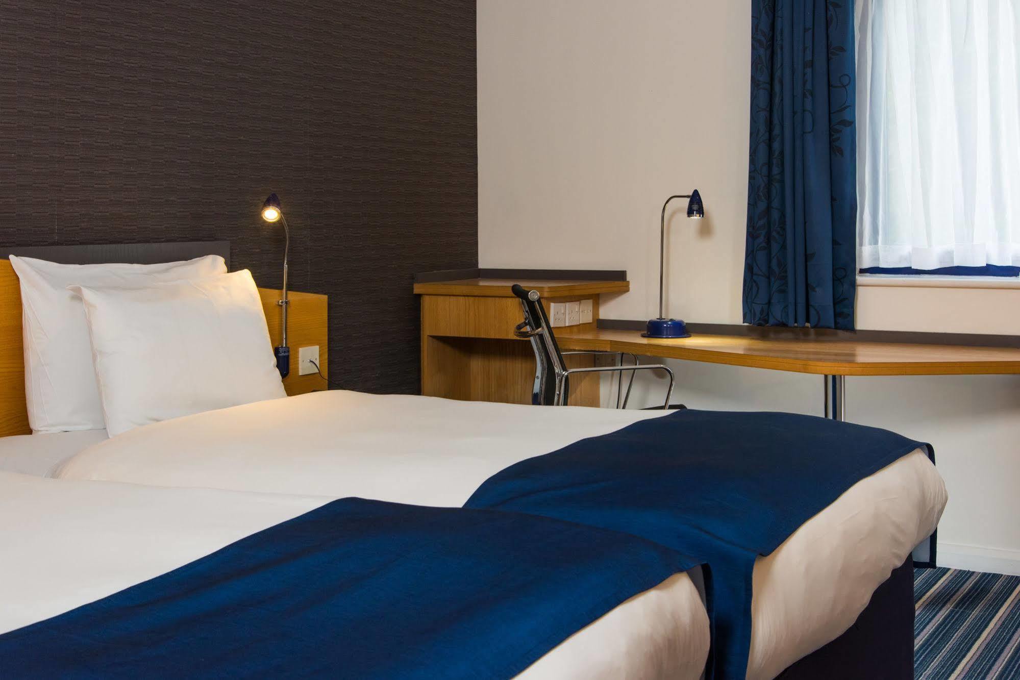 Holiday Inn Express Northampton - South By Ihg Buitenkant foto