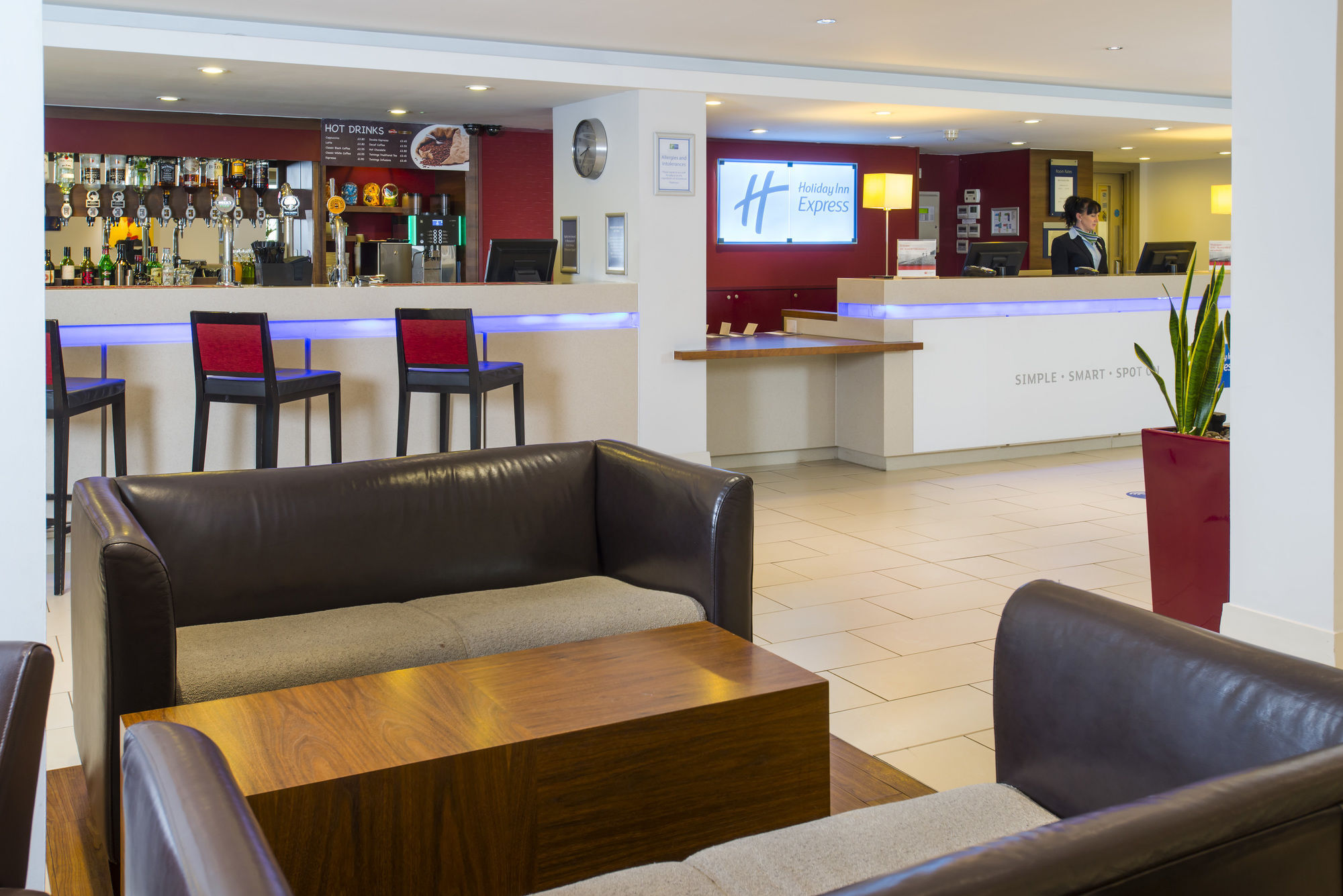 Holiday Inn Express Northampton - South By Ihg Buitenkant foto